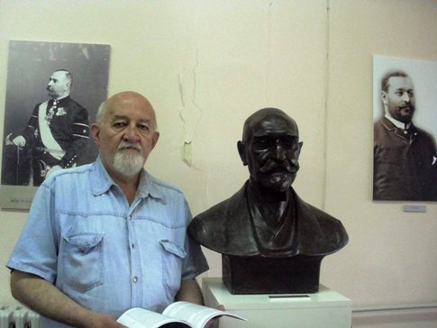Dušan Kabić kraj biste Đorđa Vajferta koju je pronašao u Beogradu OD “KRVAVOG ZLATA” DO KOLONIJE “BAKAR”
