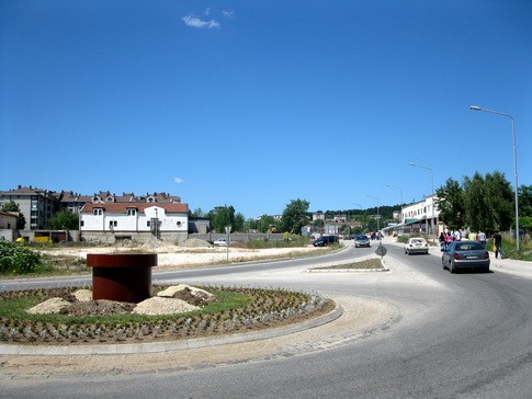 Postament za jos jedan spomenik na kruznom toku na Nikolicevskom putu (1) GDE LI JE KRAJ: JEDNO RUŠE, DRUGO GRADE