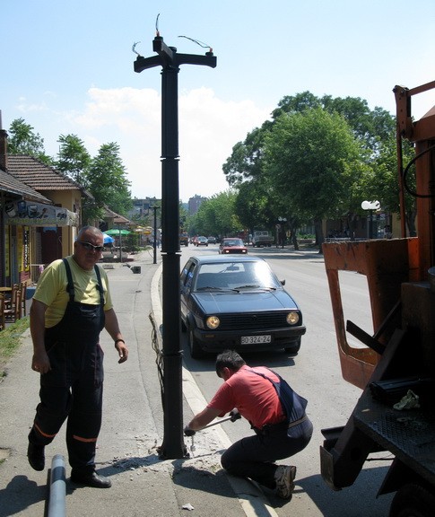 montaza kandelabera (2) KANDELABERI ZAMENILI ŠTEDLJIVE SIJALICE