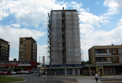 Zaustavljeni radovi na fasadama RADNICI “VISILI” KAO IGRAČKE