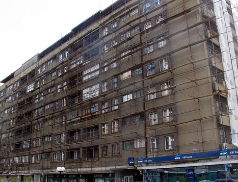 Zaustavljeni radovi na fasadama.jpg2 RADNICI “VISILI” KAO IGRAČKE