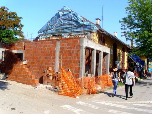 prekinuti radovi novi objekat ZAUSTAVLJENA GRADNJA NA MESTU SRUŠENE FRANCUSKE KUĆE