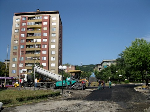 Asfaltiranje kruznog toka na trecem kilometru u Boru (2) DONATORI GRADE I UREĐUJU BOR
