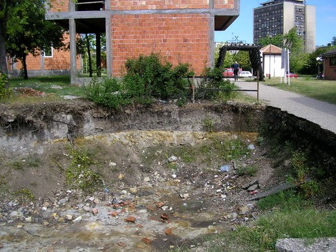 I OVO JE ULAZ U PARK MUZEJ EKSPONATI NESTALI ( ili OTETI ) IZ PARKA-MUZEJA