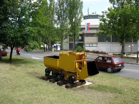 IZ MUZEJA NA ULICU EKSPONATI NESTALI ( ili OTETI ) IZ PARKA-MUZEJA