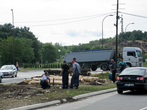 NOVO SRECNO NA NOVOJ LOKACIJI EKSPONATI NESTALI ( ili OTETI ) IZ PARKA-MUZEJA
