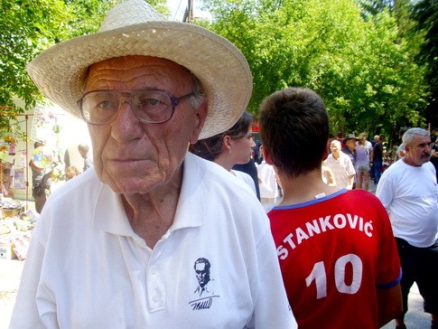 Starac sa znakom Tita NAROD KLICAO I KNEZU I KRALJU
