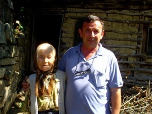 Baka Nada sa susedom iz drugog sela Žarkom Petrovićem