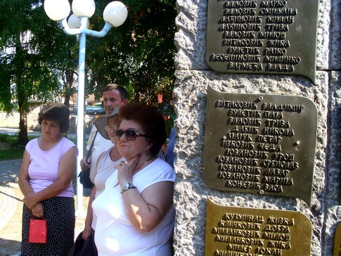 Timočani kraj spomenika žrtvama iz oba svetska rata u Laćarku POEMA ODJEKIVALA REKOM SAVOM