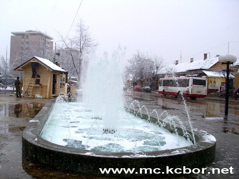 Fontana zimi 2 FONTANA KOJA “OSVEŽAVA” PO SNEGU I LEDU