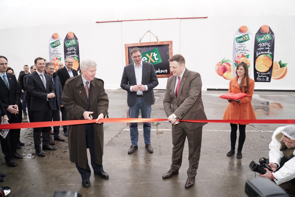 Svečano presecanje vrpce na otvaranju regionalnog centraza sokove CCH