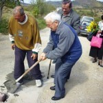 Stari Božin Jovanović postavlja kamen temeljac za bududći centar sveta…