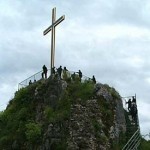 Čekajući krst na brdu iznad grada Čekajući krst na brdu iznad grada