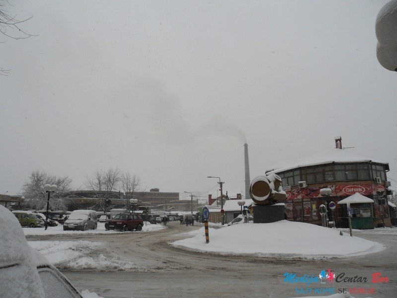 Pao prvi sneg na garavi Bor