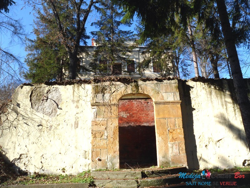 Kapija rugla na ulazu u dvorac