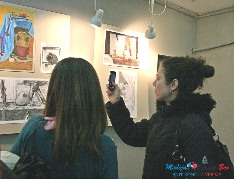 Bor: Otvorena izložba radova polaznika Likovne radionice