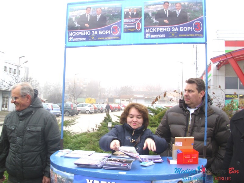 Bor, izbori: Najposećeniji štand DSS-VNS Bor, izbori: Najposećeniji štand DSS-VNS