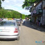 Taksisti štrajkuju ispred opštine zbog kolega "divljaka". Da li je samo to u pitanju?