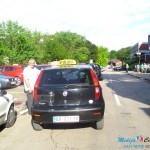 Taksisti štrajkuju ispred opštine zbog kolega "divljaka". Da li je samo to u pitanju?