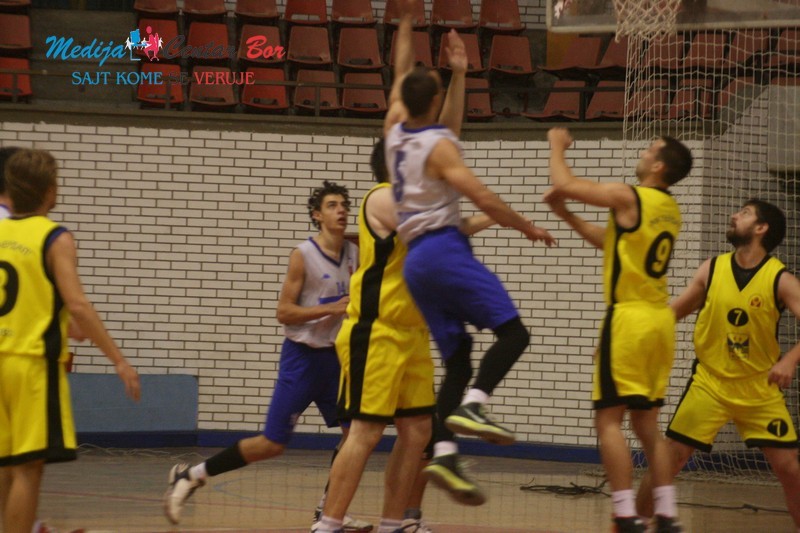 Pobede košarkaša Bora i Zicera