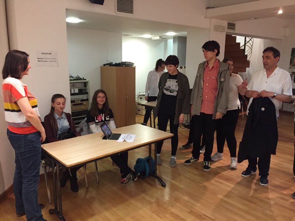 Osnovci 3.oktobra medju laueratima "RUKA U TESTU"