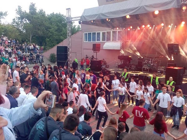 375 učenika oduševilo maturskim plesom