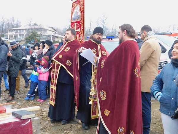 Marko Krtinić prvi doplivao do Časnog krsta