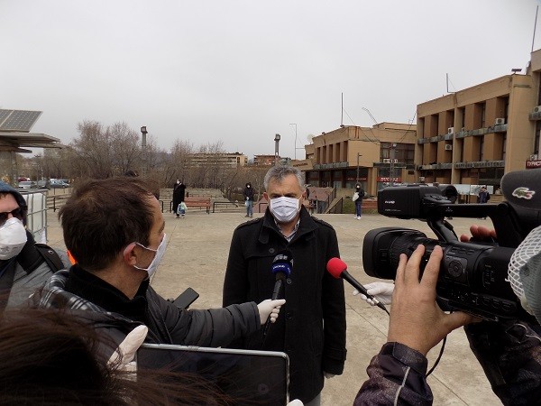 Postavljeni kanisteri sa sredstvima za dezinfekciju